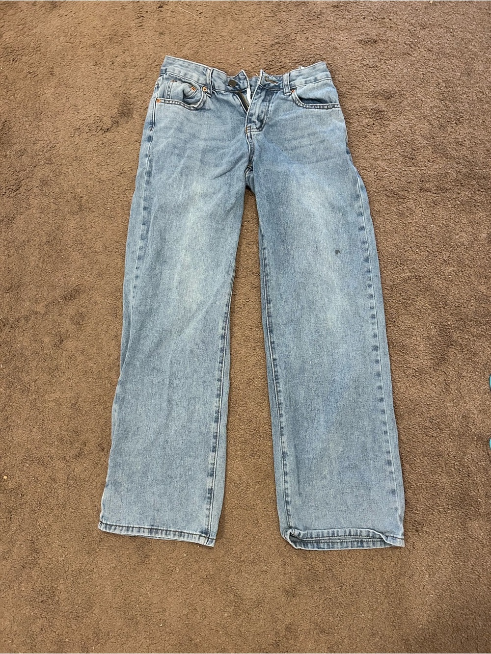 Light Wash Straight Leg Jeans
size: XS
NEVER WORN